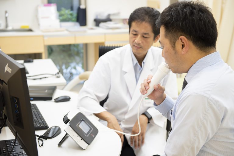 呼気一酸化窒素検査の様子